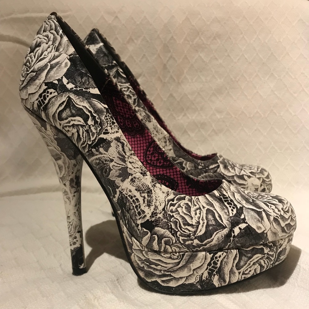 Black and white rose accent pumps